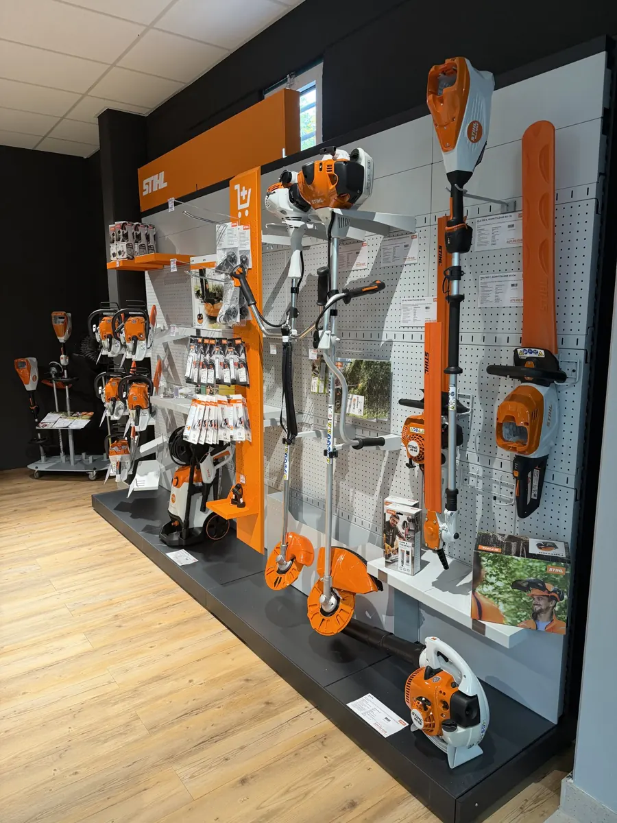 STIHL-Wand mit Motorsensen und Freischneidern
