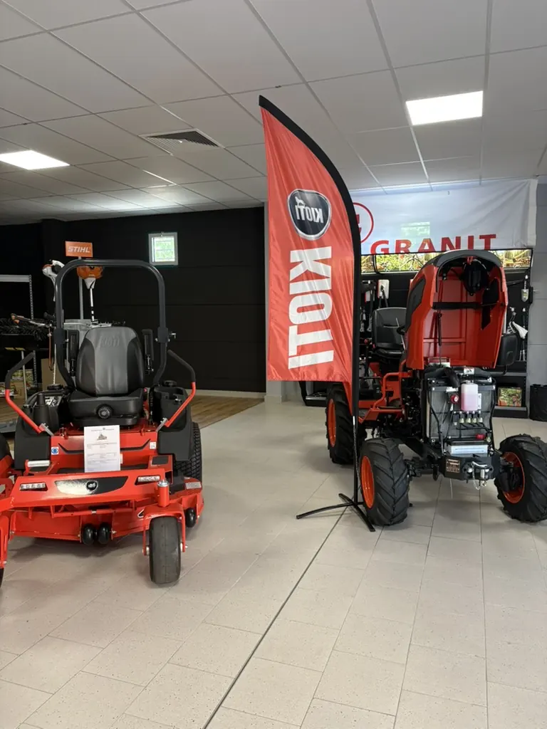KIOTI Kompakttraktor und Zero-Turn-Mäher im Verkaufsraum