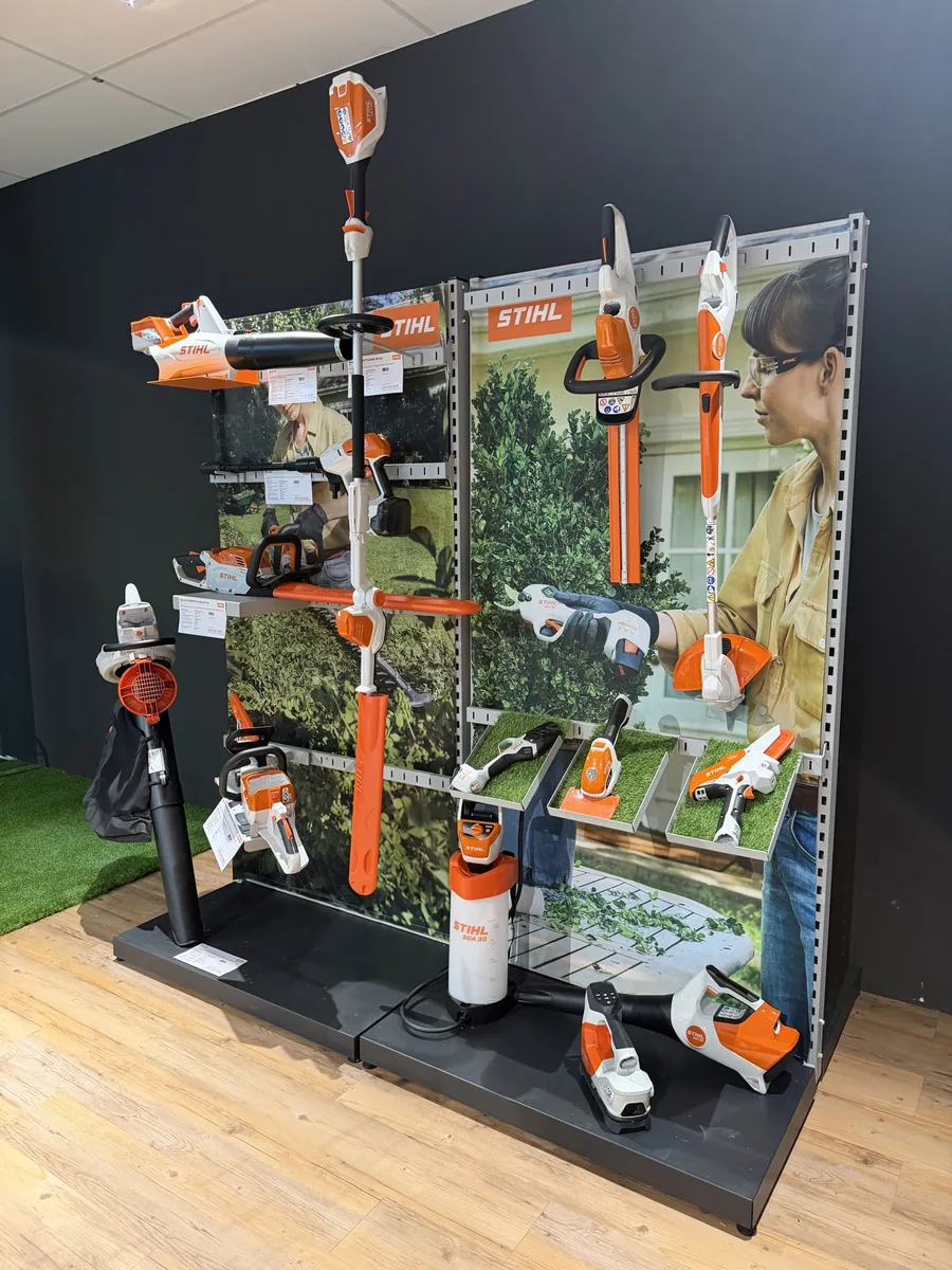 STIHL-Akkuwand mit Motorsensen, Heckenscheren und Blasgeräten