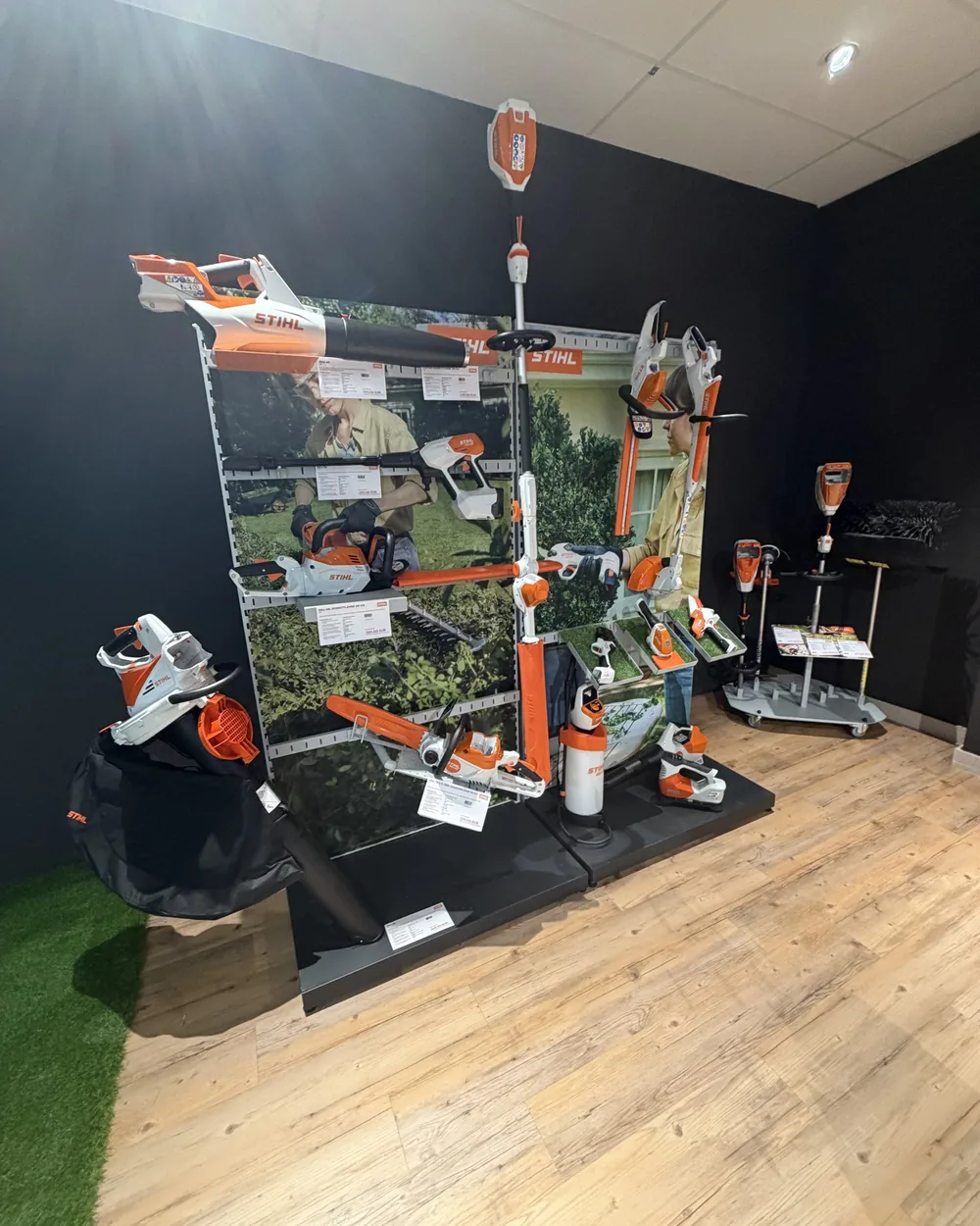 STIHL-Akkuwand mit Heckenscheren