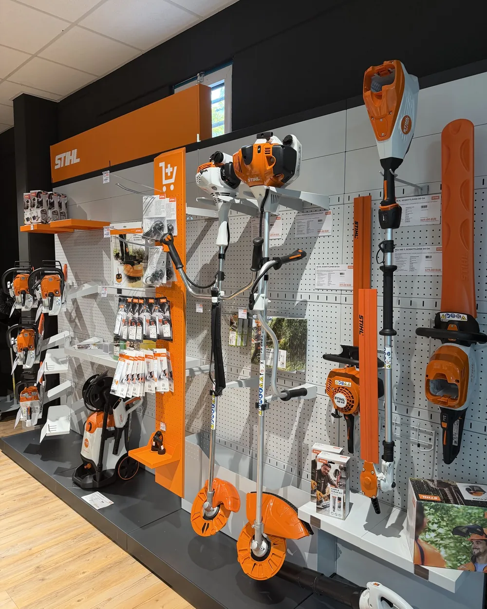 STIHL-Gerätewand mit Motorsensen, Freischneidern und Heckenscheren