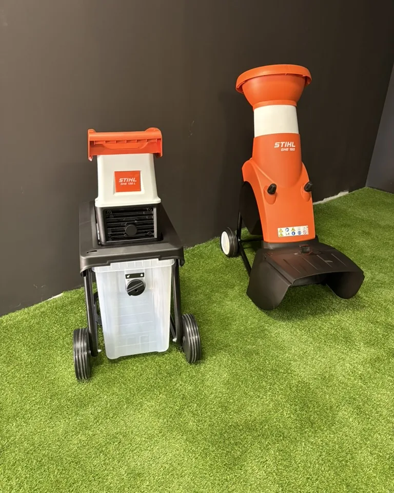 Zwei Gartenhäcksler auf der Kunstrasenfläche im Laden