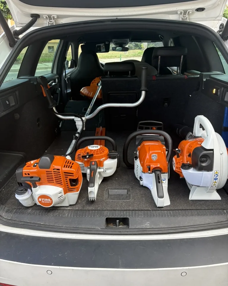 STIHL-Motorsägen, Motorsense und Blasgerät im Kofferraum für den Hol- und Bringdienst