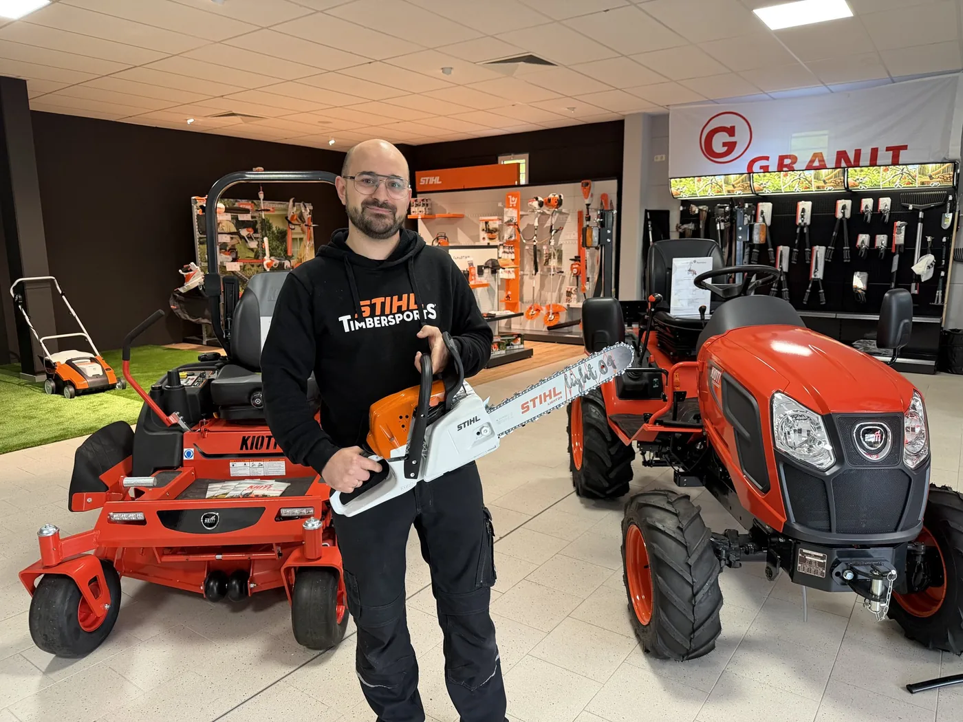 Alexander Reimann mit STIHL-Motorsäge im Verkaufsraum