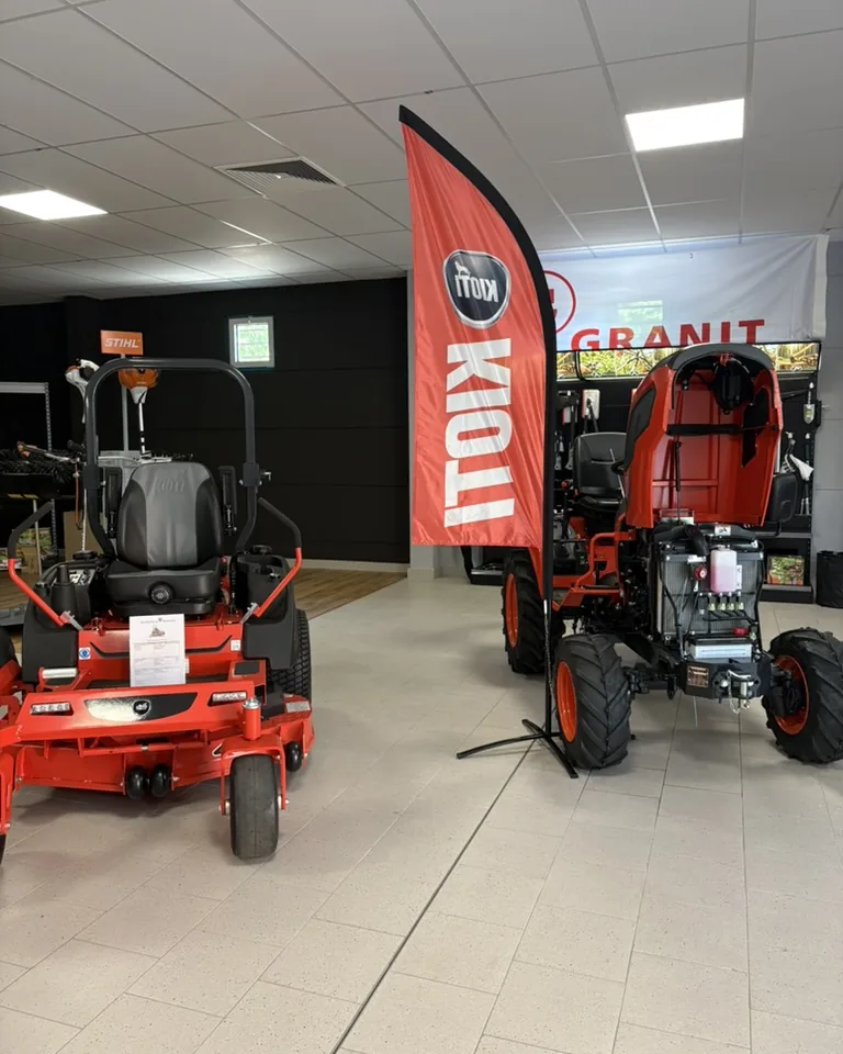 KIOTI Zero-Turn-Mäher und Kompakttraktor im Verkaufsraum
