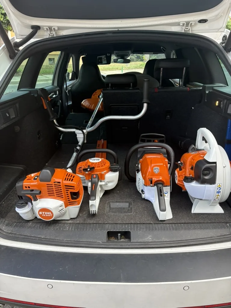 STIHL-Geräte im Kofferraum für den Hol- und Bringdienst