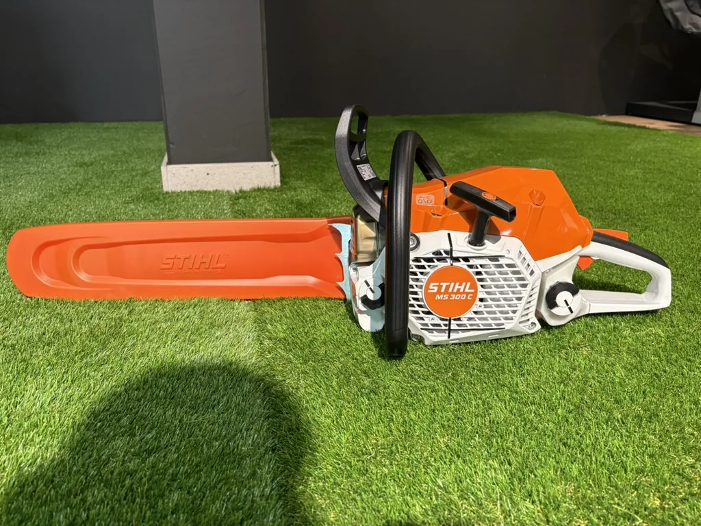 Neue STIHL-Motorsäge MS 300 auf Kunstrasen