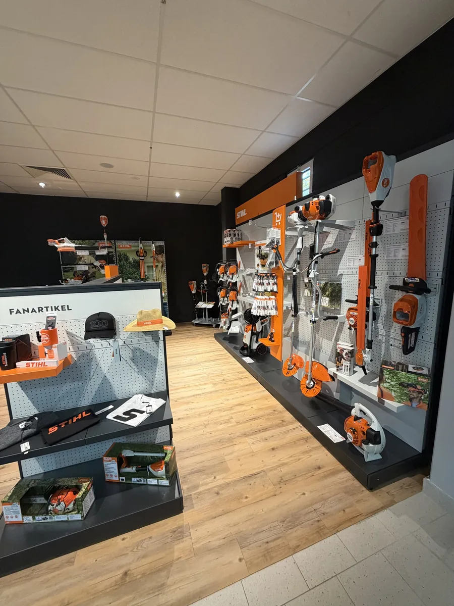STIHL-Wand mit Zubehör und Schutzausrüstung