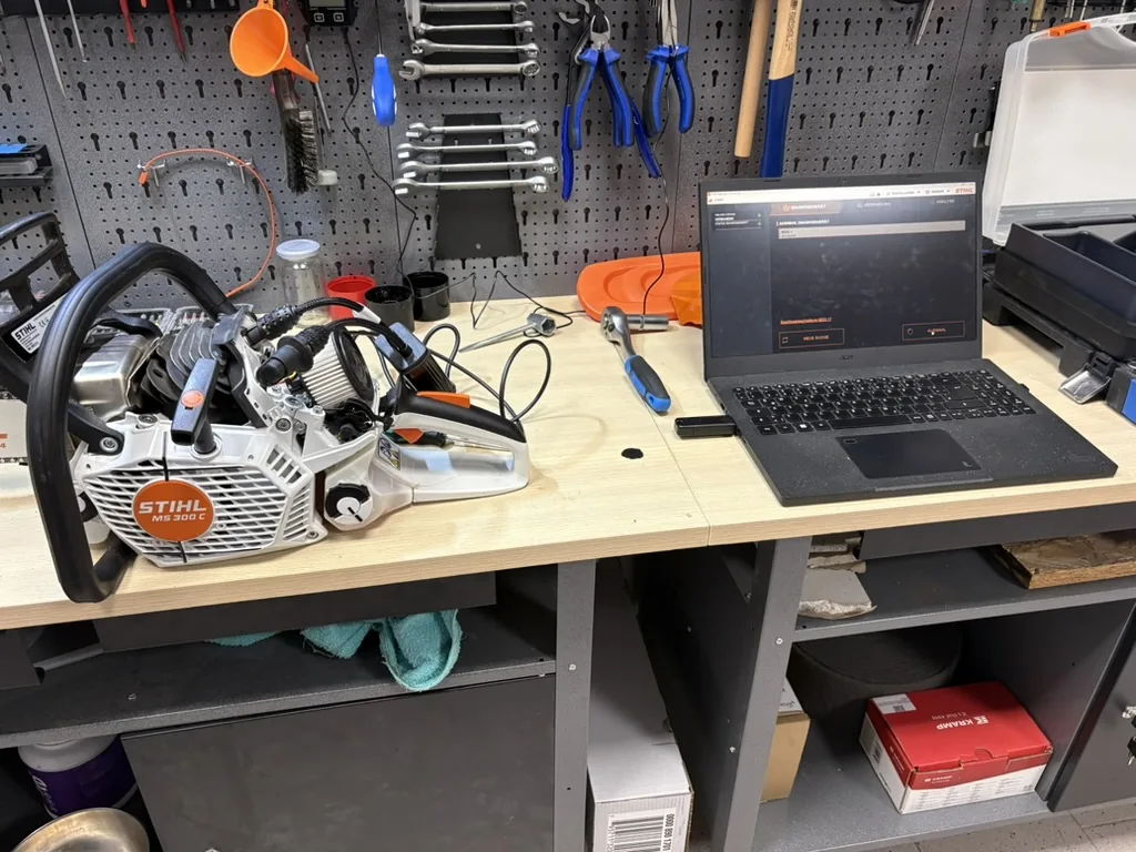 Motorsäge mit Diagnoseanschluss am Laptop
