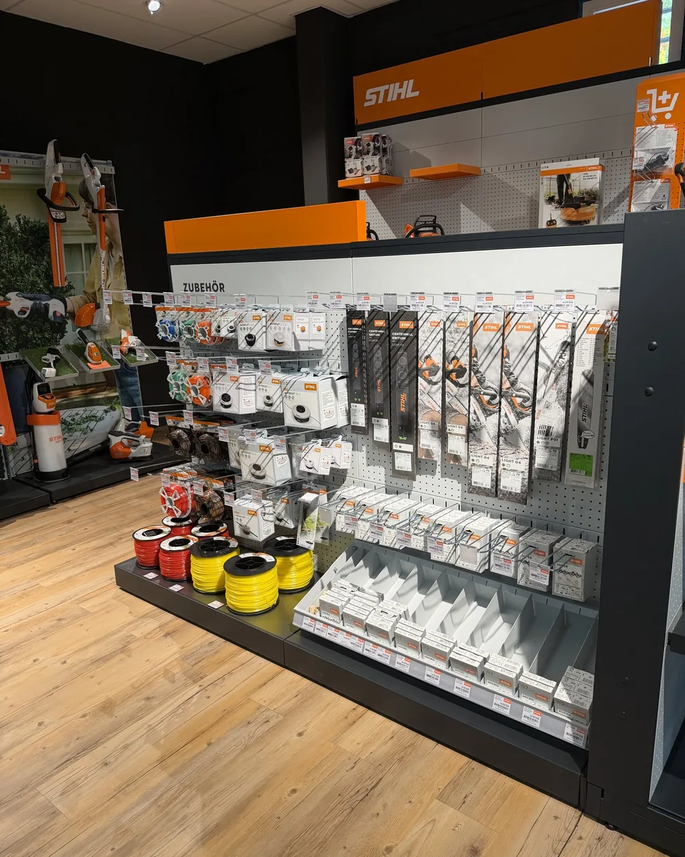 Regal mit Mähfäden, Zubehör und STIHL-Produkten im Laden